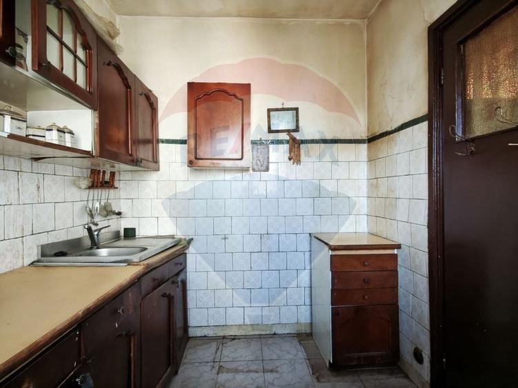 Apartament cu 2 camere  nerenovat, de vânzare în zona 1 Mai - 5