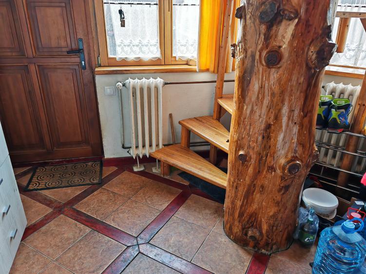 Casă individuală cu 5 camere cu Canalizare în Caragiale