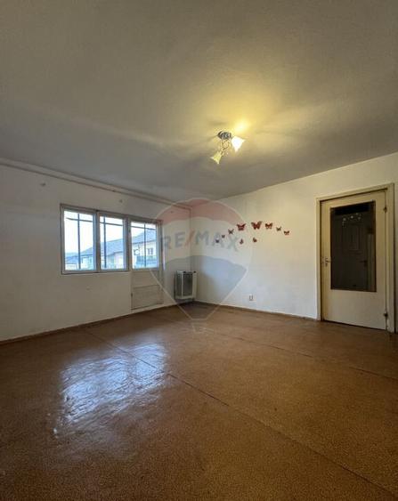 Apartament pe Str. Calugareni, 2 camere, et.3 - 7