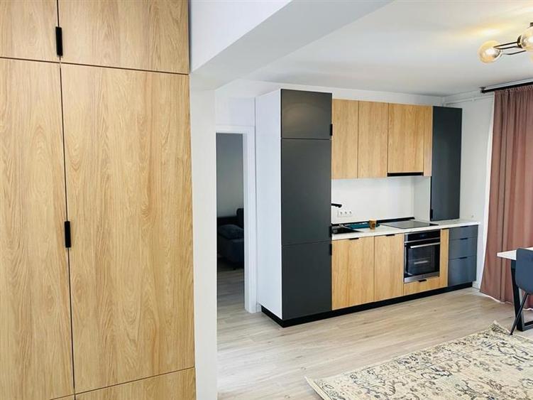 Inchiriere apartament  3 camere in vila zona Regal cu parcare si boxa - 1