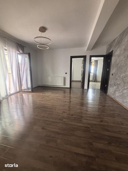 Casă cu 8 camere cu Teren 50 Mp în Central