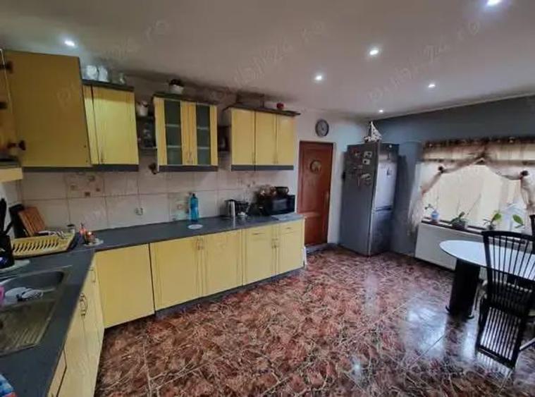 A 38 Proprietarul vinde 2 case cu 510 mp teren in ?erbane?ti Bacau - 17