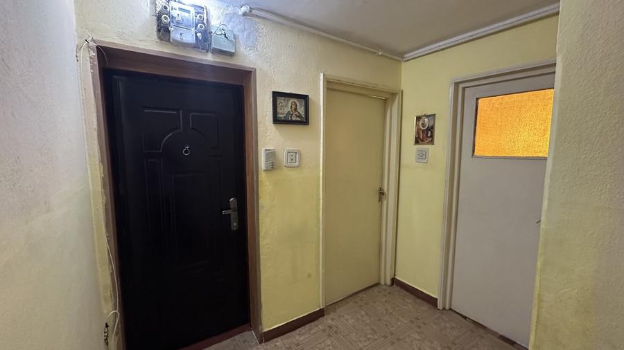 Apartament cu 3 camere semidecomandat în Craiovei