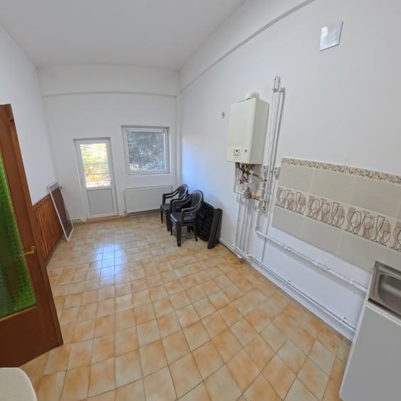 Vilă spațioasă cu 12 camere, teren generos și multiple facilități - 16