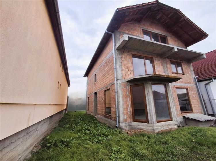 Casa individuala 5 camere 2 bai pivnita 380mp teren in Cisnadie - 1
