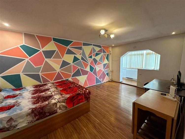 Ocazie! Apartament 3 camere decomandat in zona Malu Rosu - 2