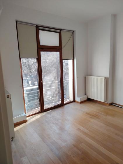 Apartament cu 6 camere decomandat, mobilat în Victoriei