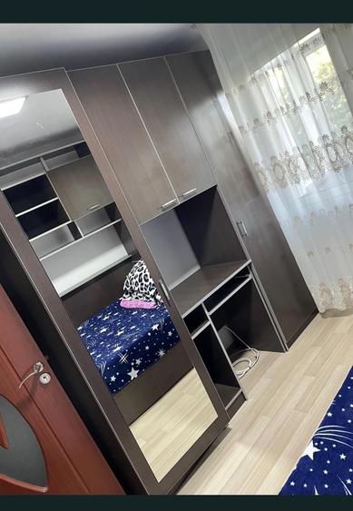 Apartament cu 3 camere semidecomandat în Rahova