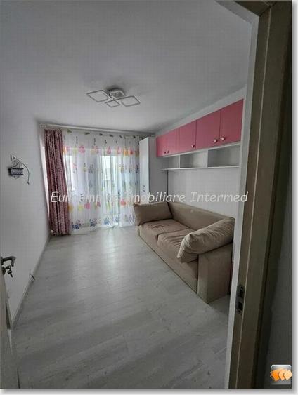 De inchiriat apartament cu 3 camere, zona Centru - 6