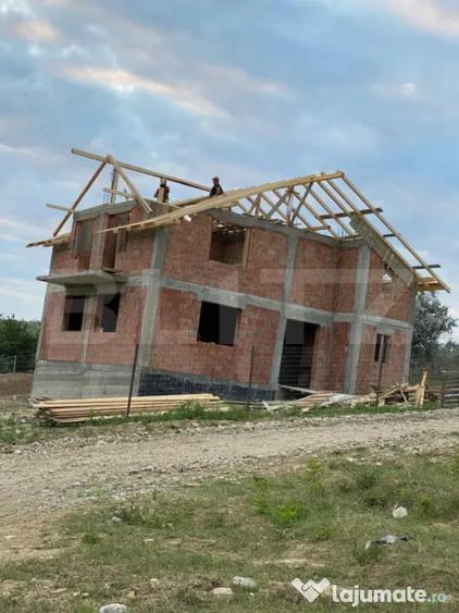 Casă cu 4 camere cu Teren 500 Mp în Central