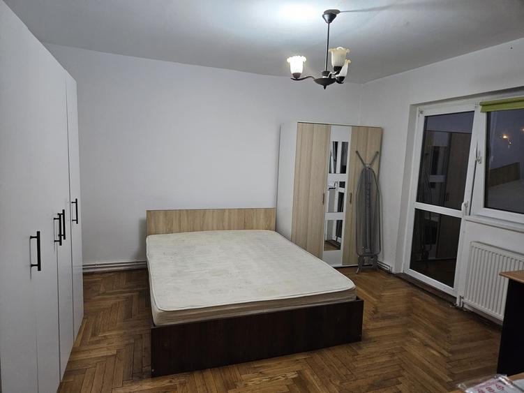 Apartament cu 3 camere decomandat în Lipovei
