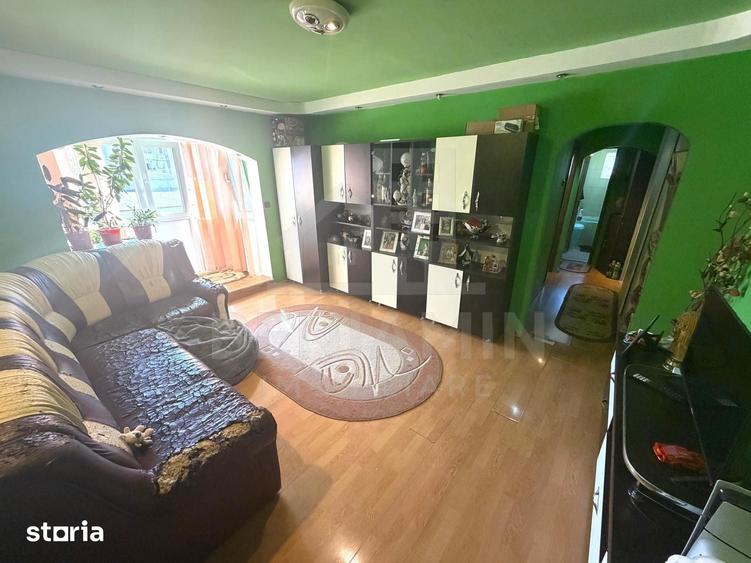 Apartament cu 3 camere semidecomandat în Craiovița Nouă