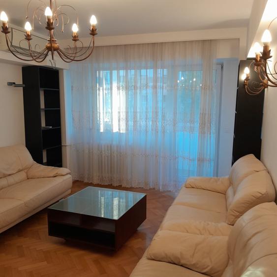 Apartament cu 3 camere semidecomandat în Banu Manta