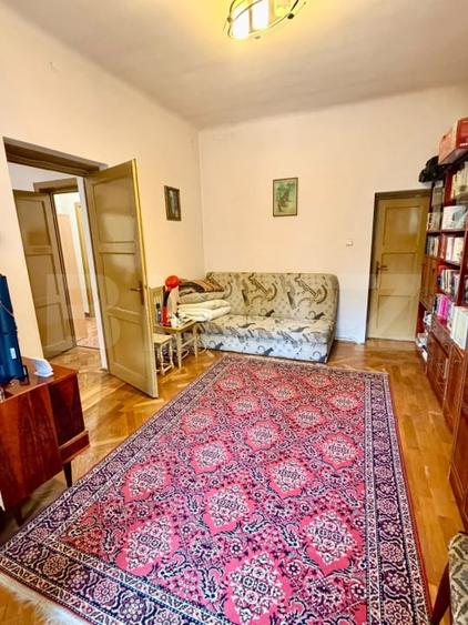 Apartament cu 3 camere semidecomandat, mobilat în Central