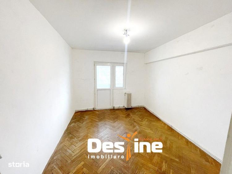 Apartament cu 4 camere decomandat în Galata