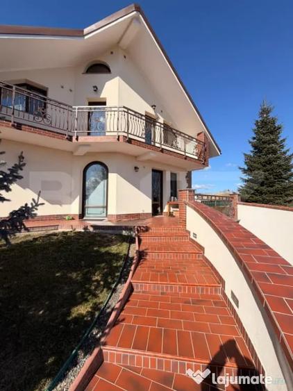 Casă cu 5 camere cu Teren 2743 Mp în Sud