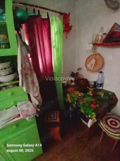 Vand casa cu 2 camere ,300 mp curte