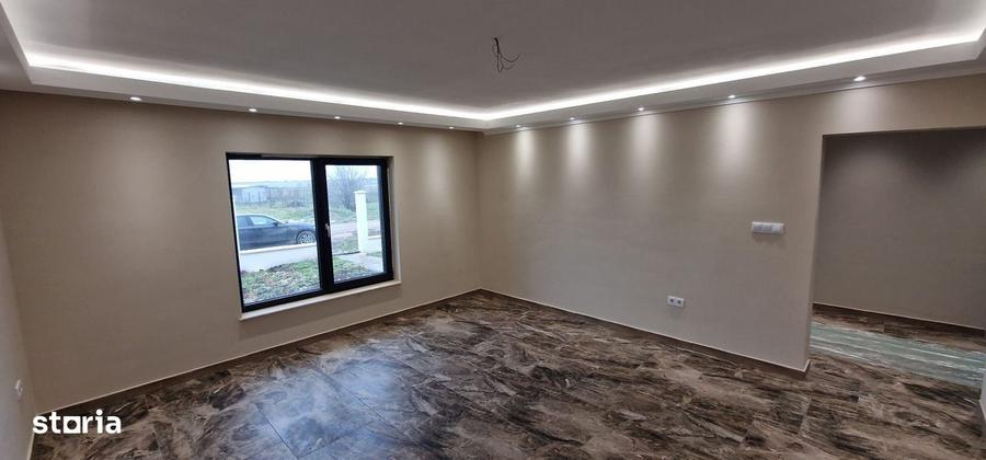 Casă cu 3 camere decomandat cu Canalizare în Agigea