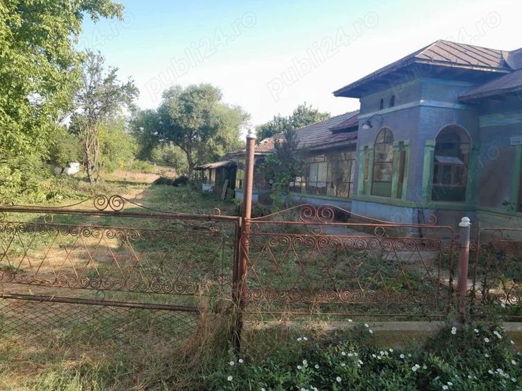 Casă cu 6 camere cu Teren 5000 Mp în Pietroșani