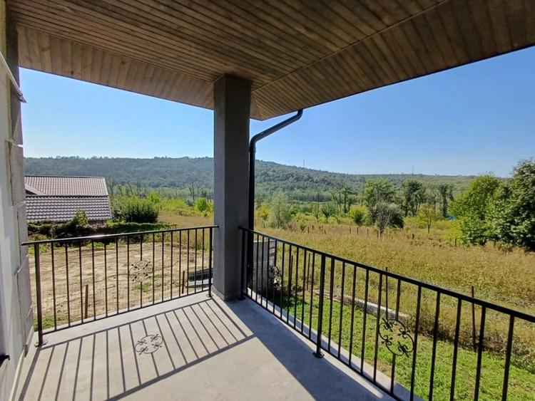 Casa cu 4 camere, 2 bai, beci spatios si 400 mp teren - 15