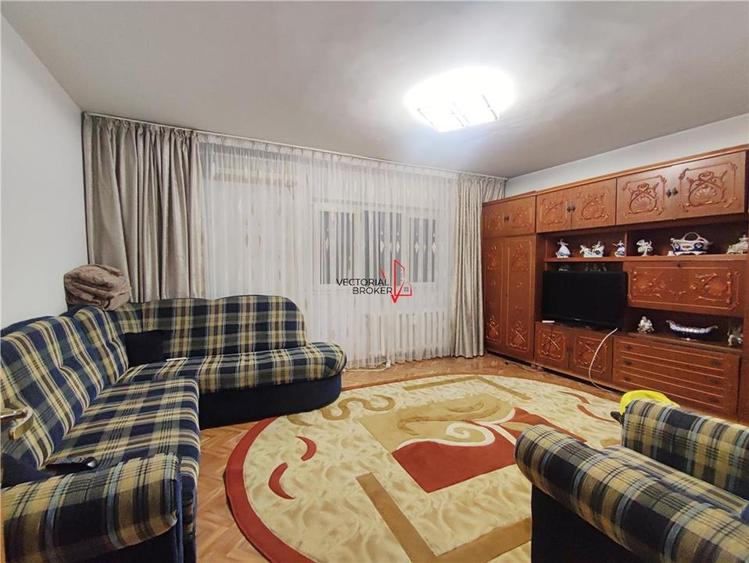 Decomandat, hol H, bloc 86, la 5 min de metrou OBOR - 15