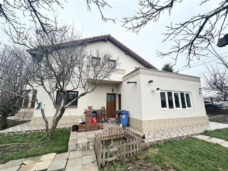 Casă individuală cu 6 camere cu Canalizare în Poiana