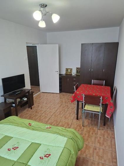 𝗣𝗿𝗼𝗽𝗿𝗶𝗲𝘁𝗮𝗿 – închiriez garsonieră dublă , decomandată, în Faleză Nord, - 1