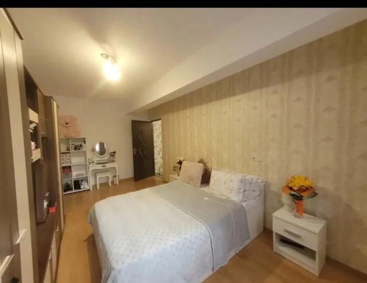 Apartament cu 2 camere, 48 mp, etaj intermediar, zona Petrom - 1