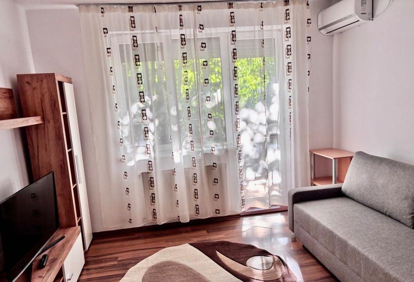 Apartament cu 3 camere semidecomandat în Careiului
