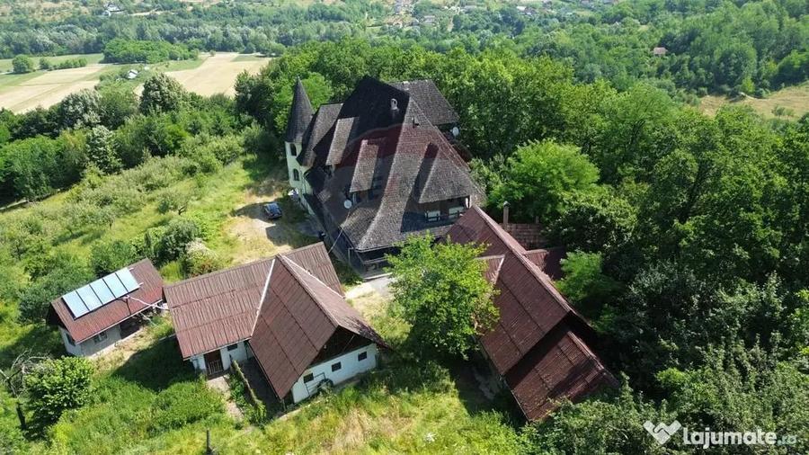 Casă cu 10 camere cu Teren 24700 Mp în Berchez