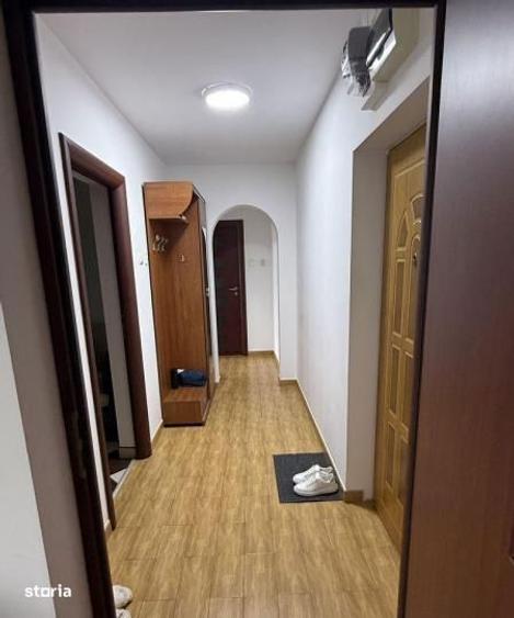 Apartament cu 3 camere semidecomandat, mobilat în Rahova