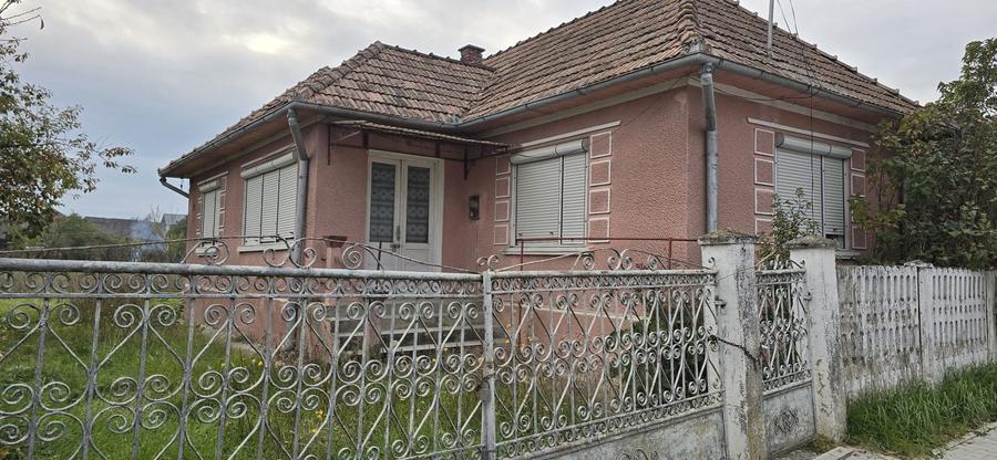 Casă cu 4 camere în Bața