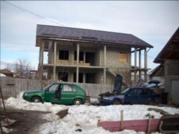 Vand casa cu etaj la rosu 350mq - 1