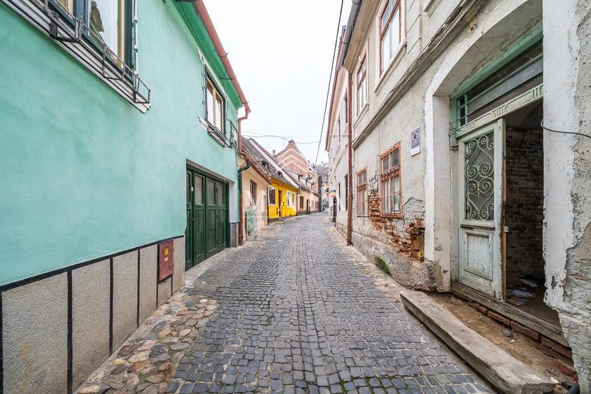 Casă cu 9 camere și curte interioară – Centru Istoric Sibiu - 1