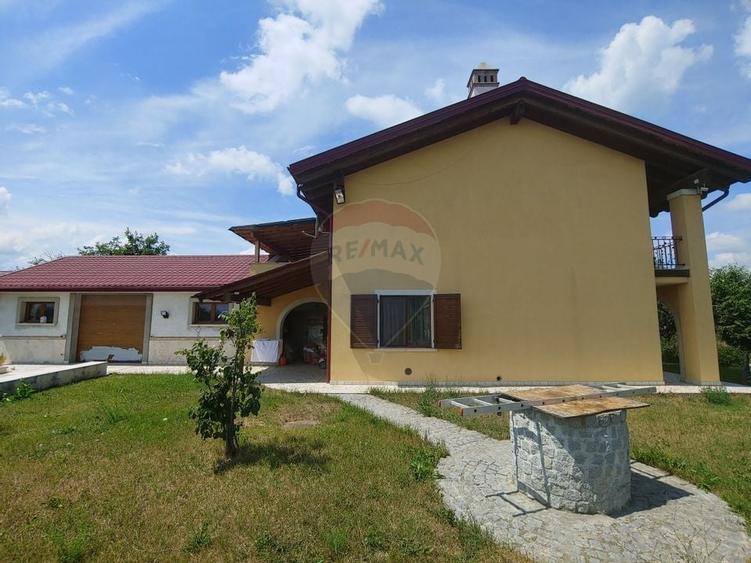 Casă / Vilă de lux cu 5 camere de vânzare în Vadu Moldovei, Suceava - 13