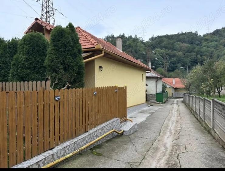 Casă cu 4 camere cu Teren 798 Mp în Central