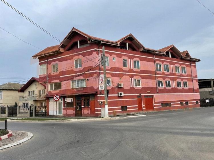 VILA cu spatii comerciale situata in zona CUMPANA - 2