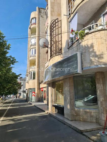 Inchiriez spa?iu comercial in Arad , B-dul Revolu?iei , Bl. 6 , parter Inchiriez spa?iu comercial in Arad , B-dul Revolu?iei , Bl. 6 , parter