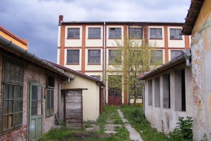 Vand imobil cu multiple posibilitati 865 mp utili  si 709 mp teren. - 2