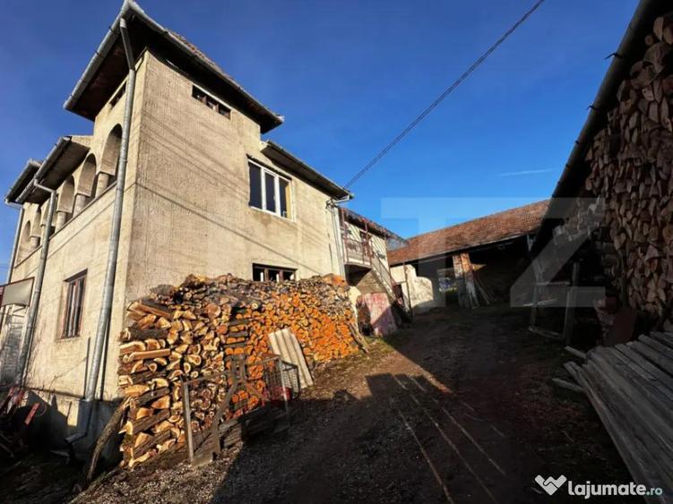 Casa cu 4 camere,baie, bucatarie,anexe.pivni?a teren 2500 - 3
