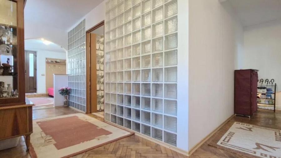 Apartament 2 camere, decomandat - zona Schei - 1