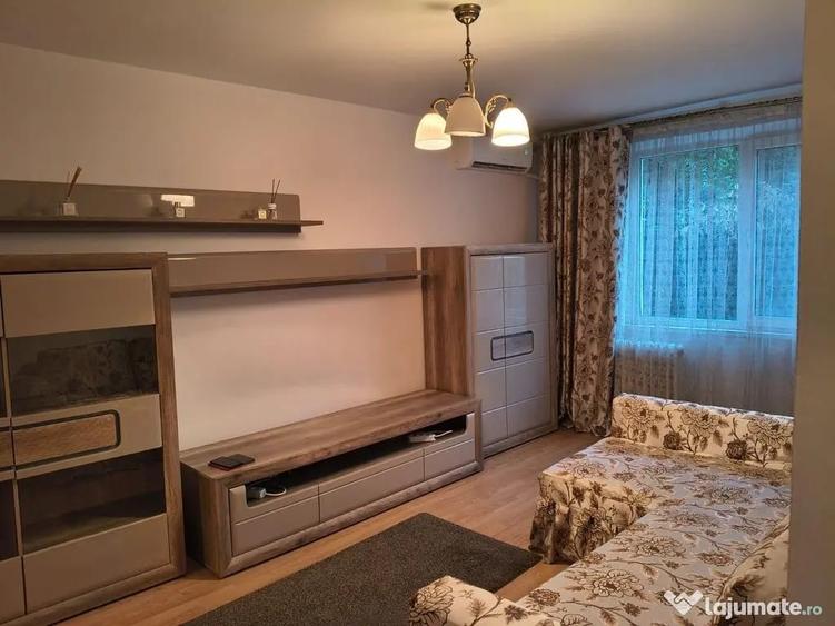 Apartament cu 3 camere decomandat în Lacul Tei