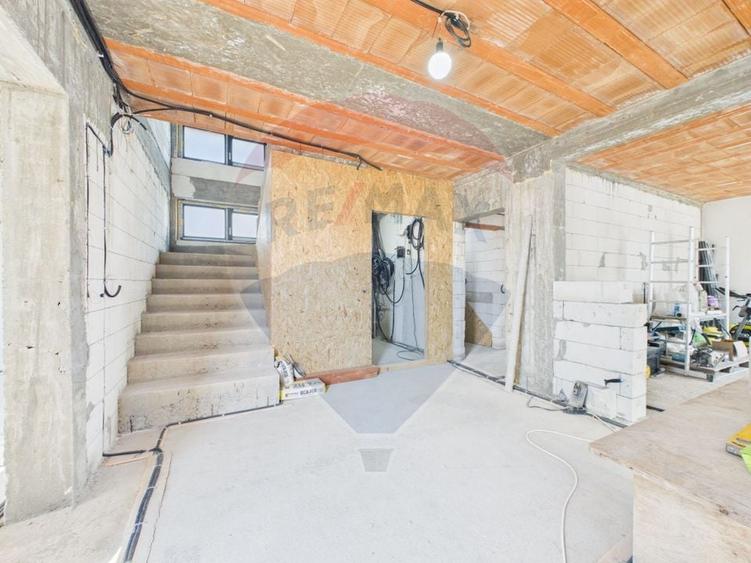 Casă individuală cu 5 camere cu Teren 479 Mp în Glina