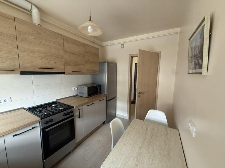 Apartament cu 2 camere decomandat în Tractorul
