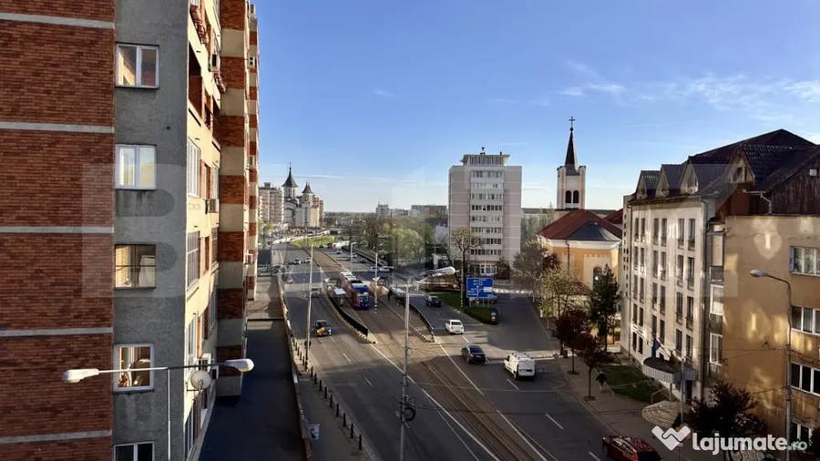 Apartament cu 3 camere semidecomandat în Central