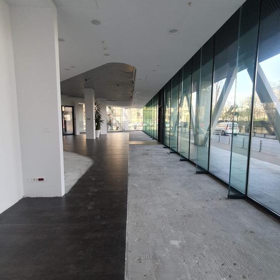 Spatiu comercial la parter cladire de birouri clasa A - 3