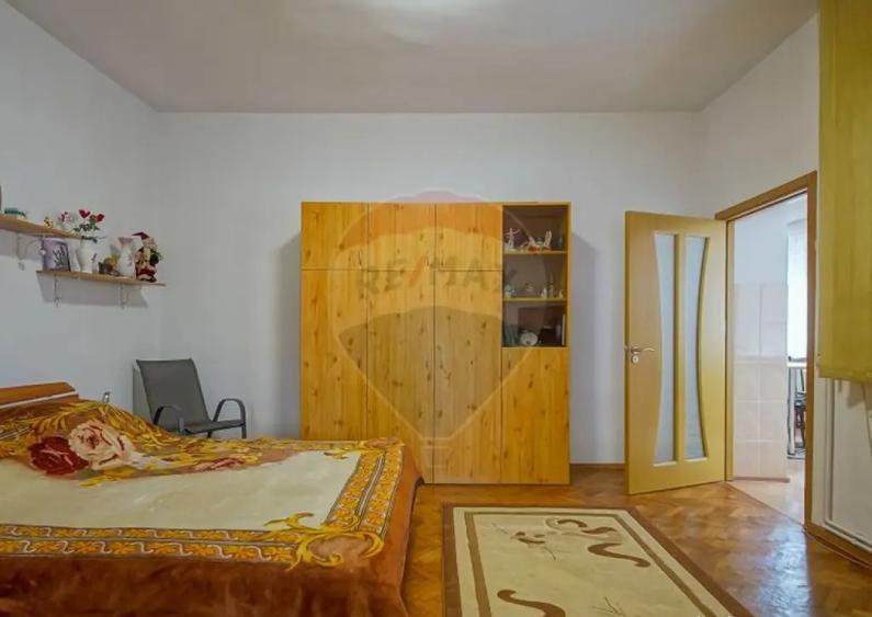 Casa spatioasa cu teren generos, in zona centrala a Sacel... - 17