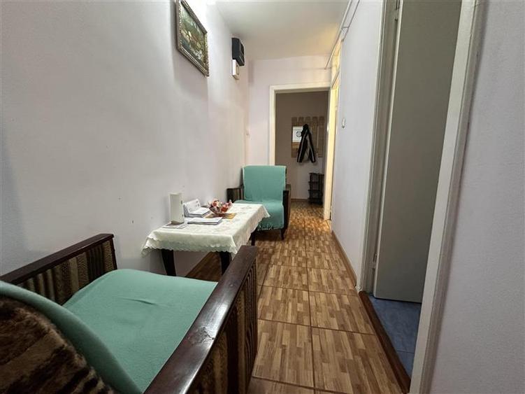 Apartament cu 3 camere semidecomandat în Lipovei