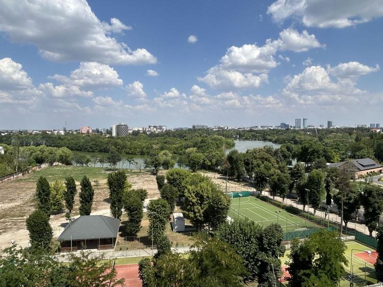 Apartament cu 3 camere semidecomandat în P-ta Presei Libere