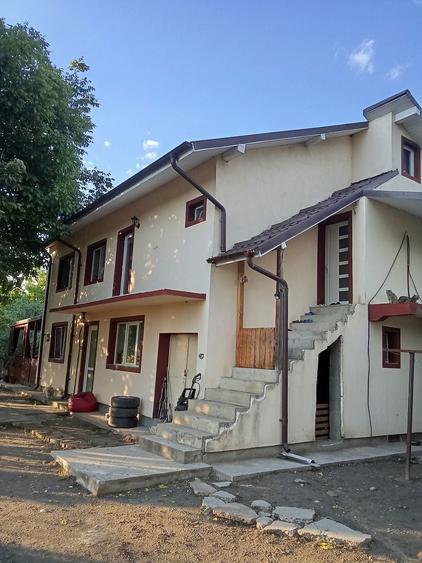 Casa cu 2 apartamente, intrari separate Malu Mare teren 2365 m2, a - 1